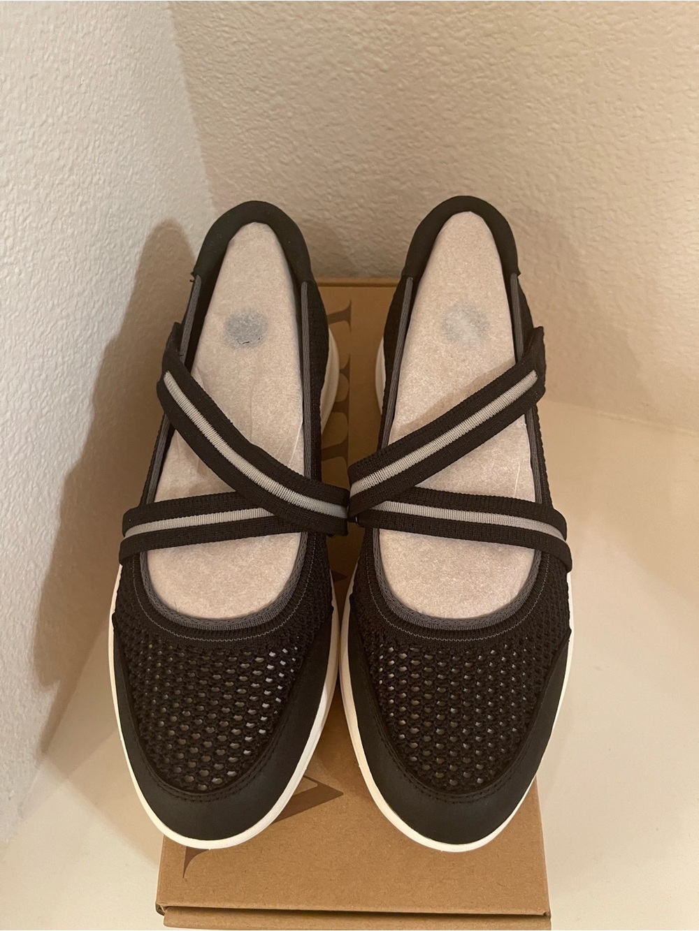 Vivaia Walker Pro Mesh Hybrid Mary Jane Isabeli Flats with Crossover Straps 6.5 - Picture 3 of 11